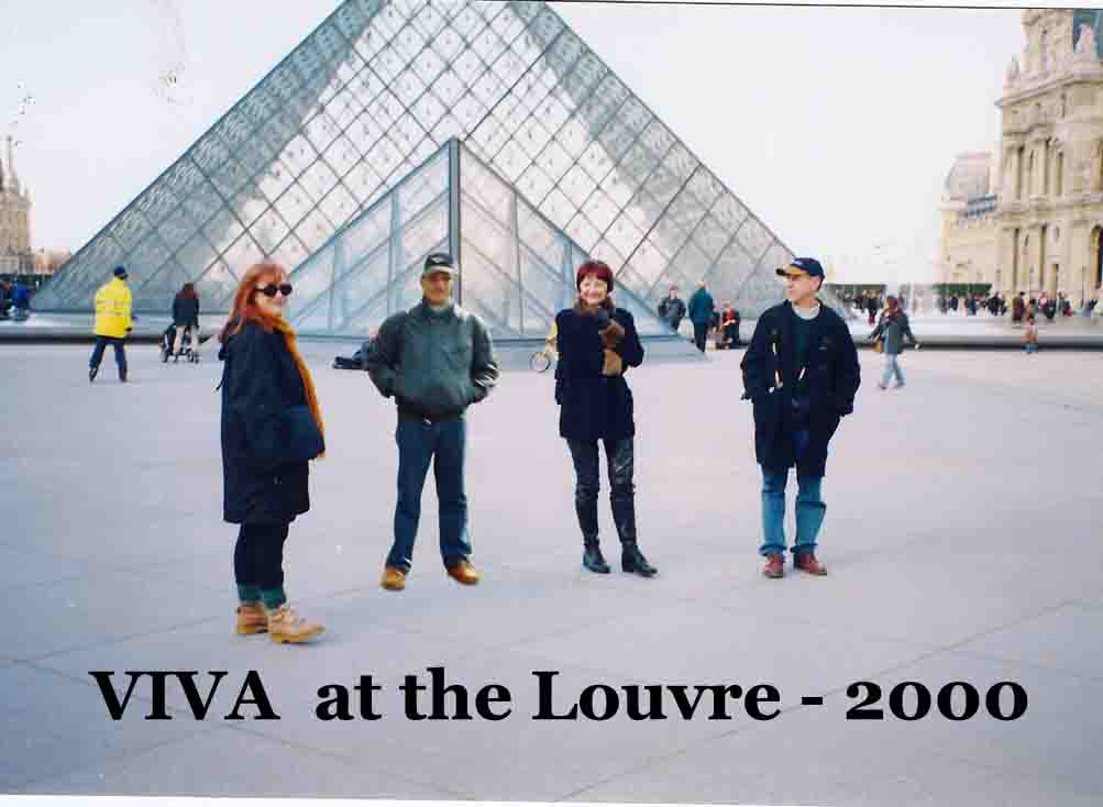 Australian entertainers at the Louvre, Paris